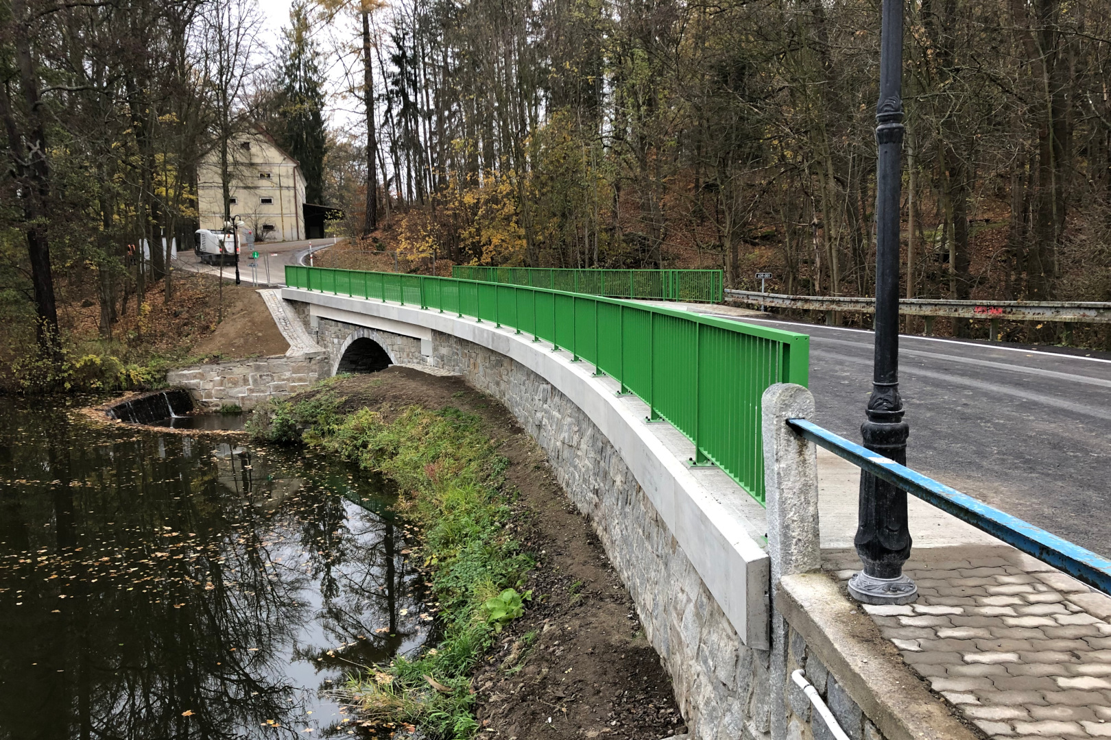 Kamenice na Lipou – oprava mostu na hrázi Zámeckého rybníka - Stavby silnic a mostů