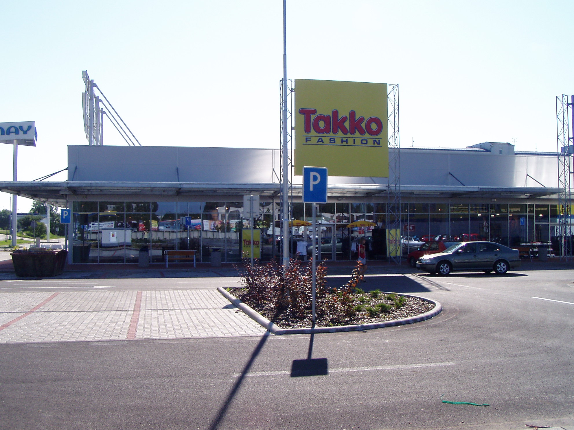 Nákupné stredisko Family Center Komárno / obchodné centrá - Pozemní stavby