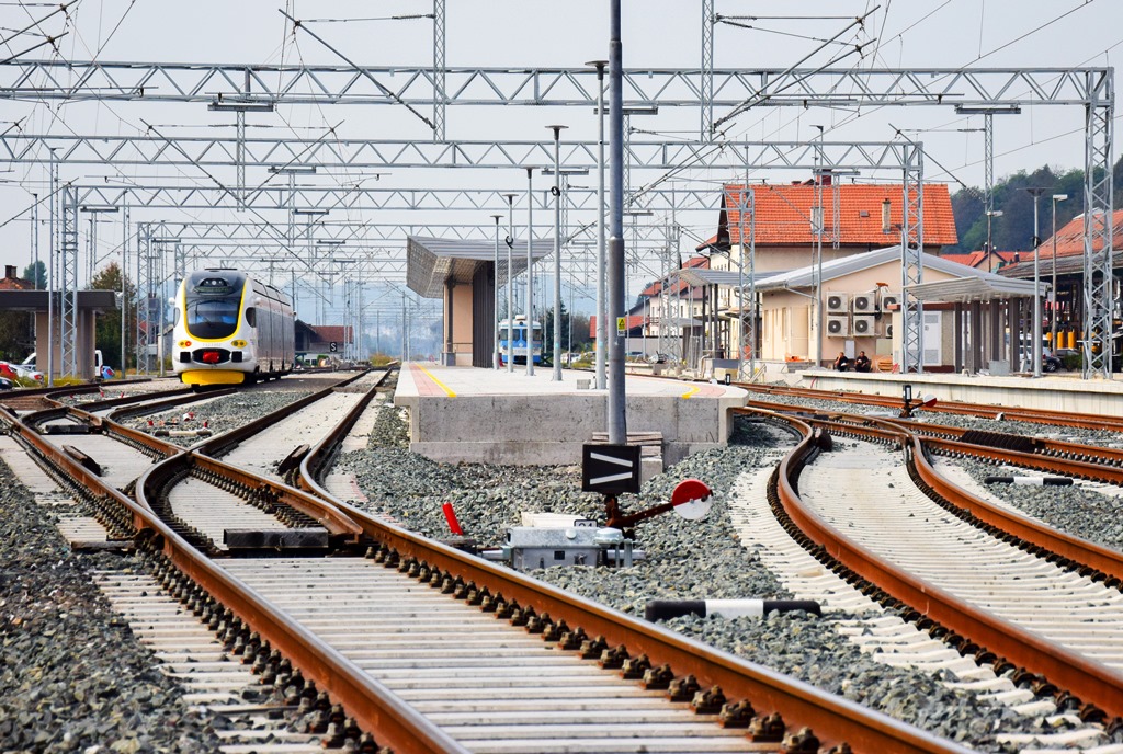 Modernizacija i elektrifikacija željezničke pruge na dionici Zaprešić - Zabok (željeznička pruga R201 Zaprešić-Čakovec) - Železniční stavby