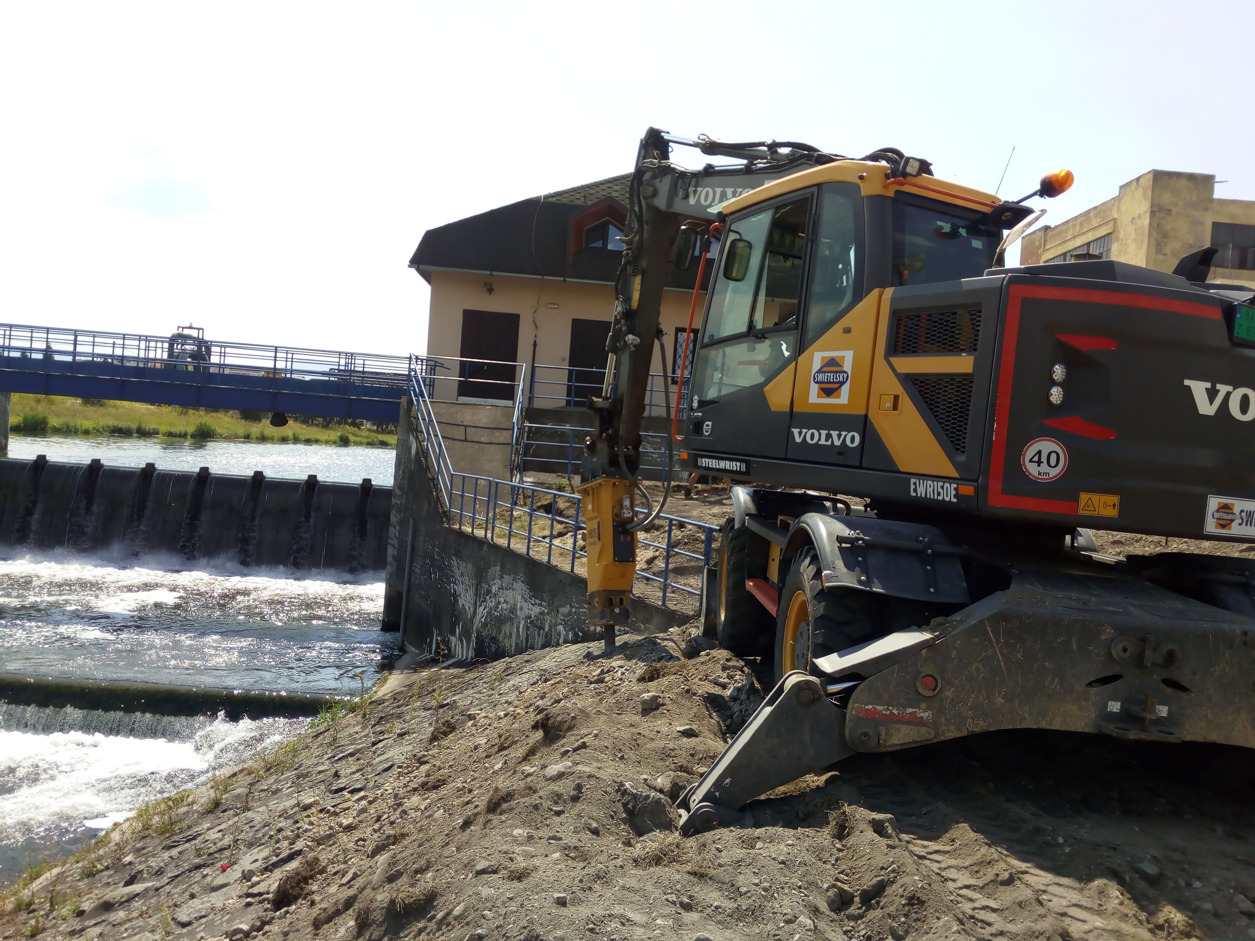 Odstraňovanie bariér vo vodnom toku Turiec, rkm 7,530; stavebné práce - Inženýrské stavby