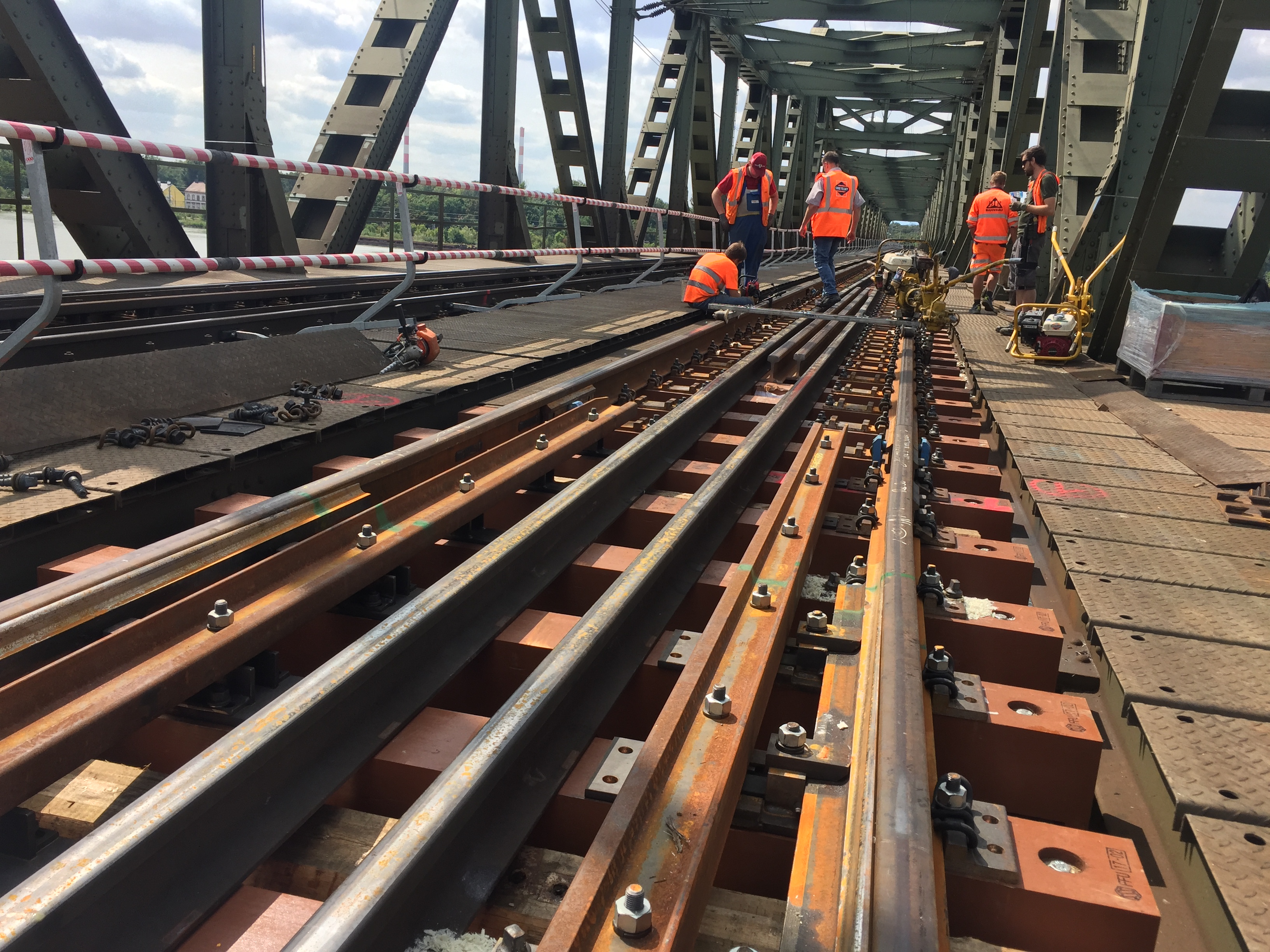 Brückenholztausch FFU Ostbahnbrücken - Železniční stavby