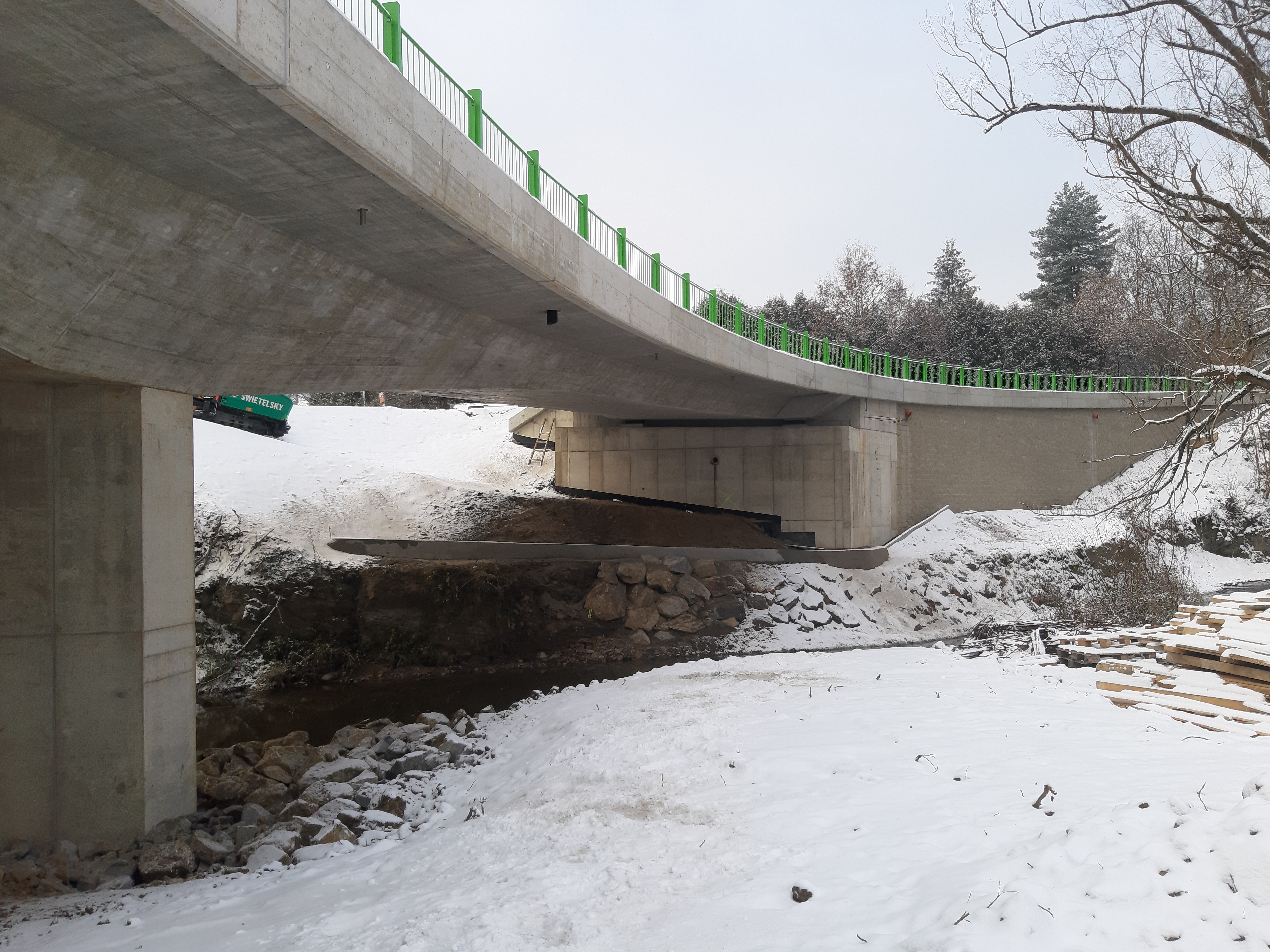 Výstavba mostu přes říčku Smutná za Bechyní a demolice původního mostu   - Inženýrské stavby