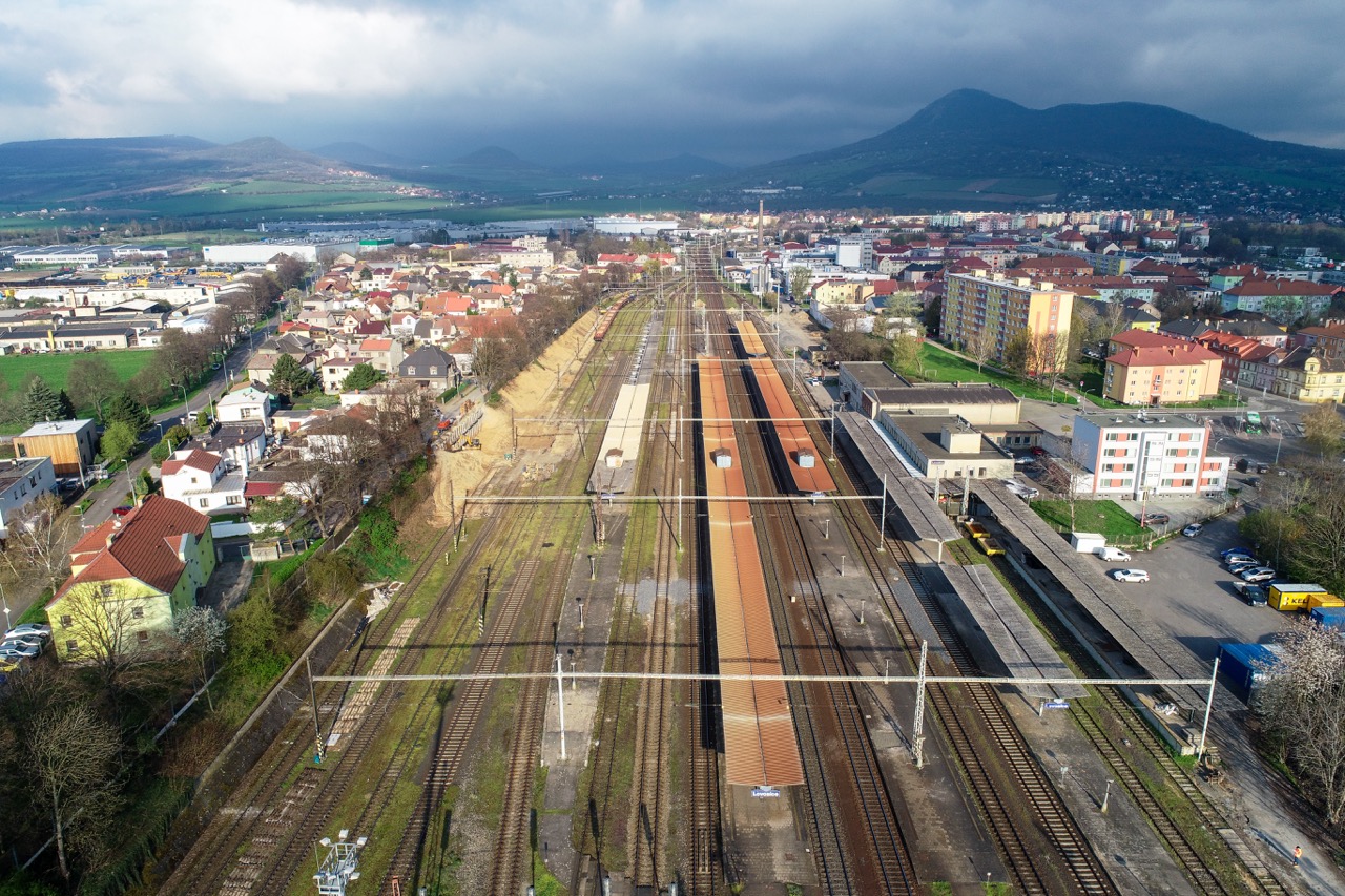 Rekonstrukce nástupišť a zřízení bezbariérových přístupů v železniční stanici Lovosice - Železniční stavby
