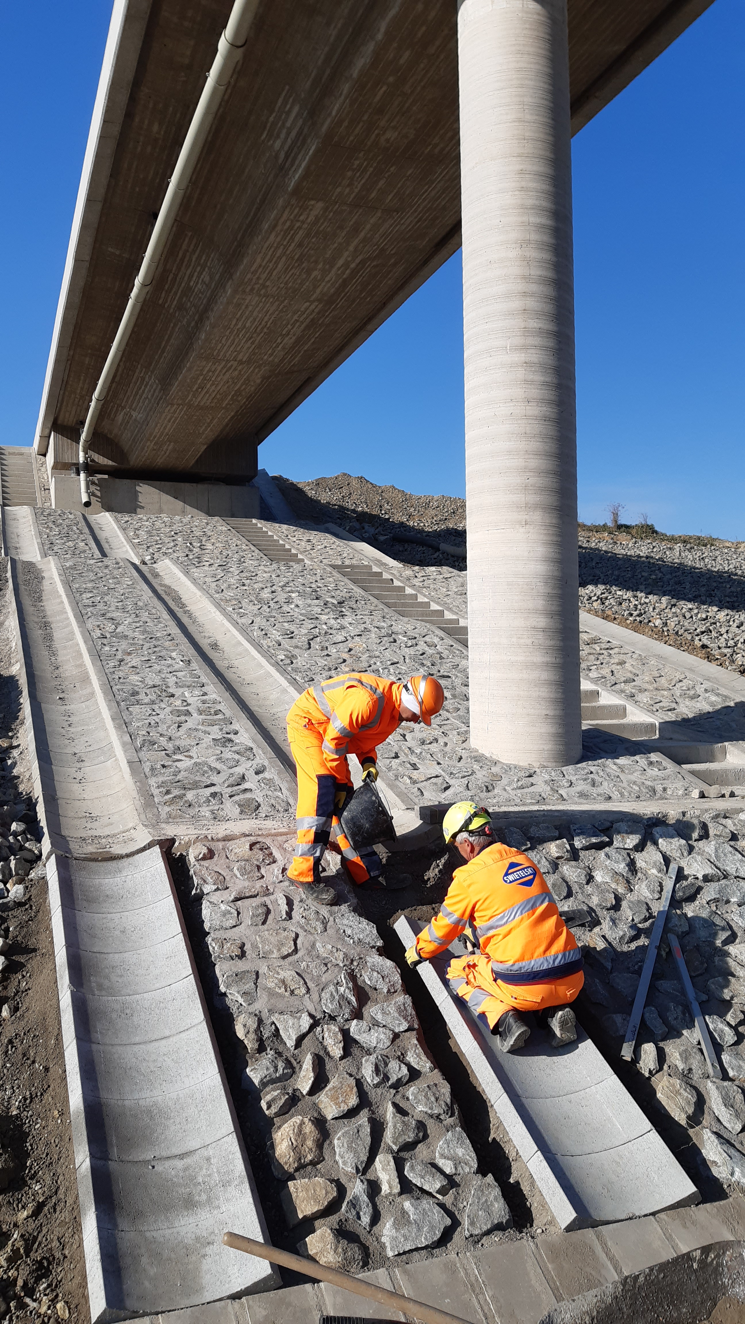 218-00 Most v km 10,630 na prístupovej ceste nad diaľnicou D1 Budimír - Bidovce (93,80 m) - Stavby silnic a mostů