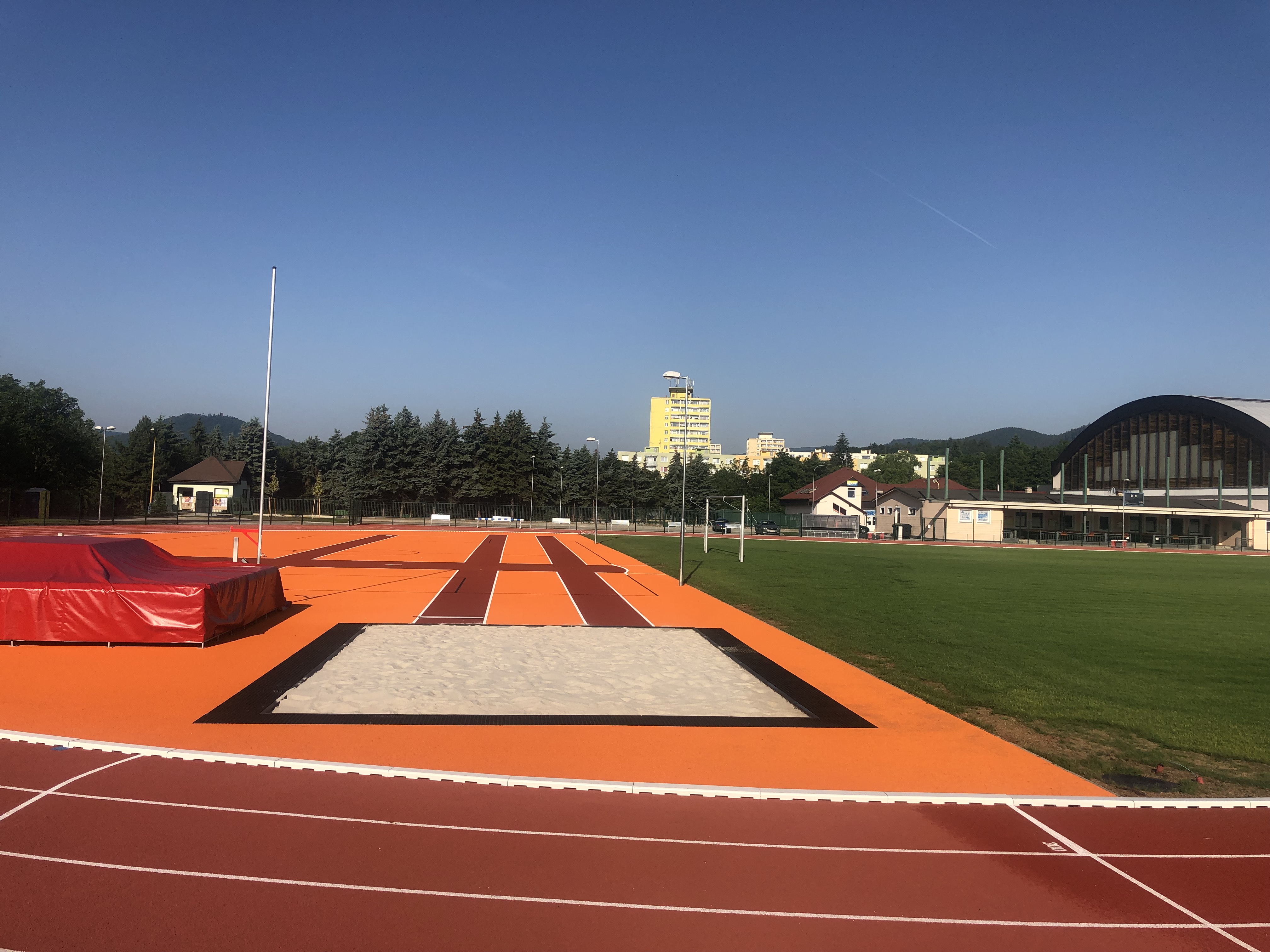 Realizace sportovních povrchů a lajnování - Městský atletický stadion v Klášterci nad Ohří - Inženýrské stavby