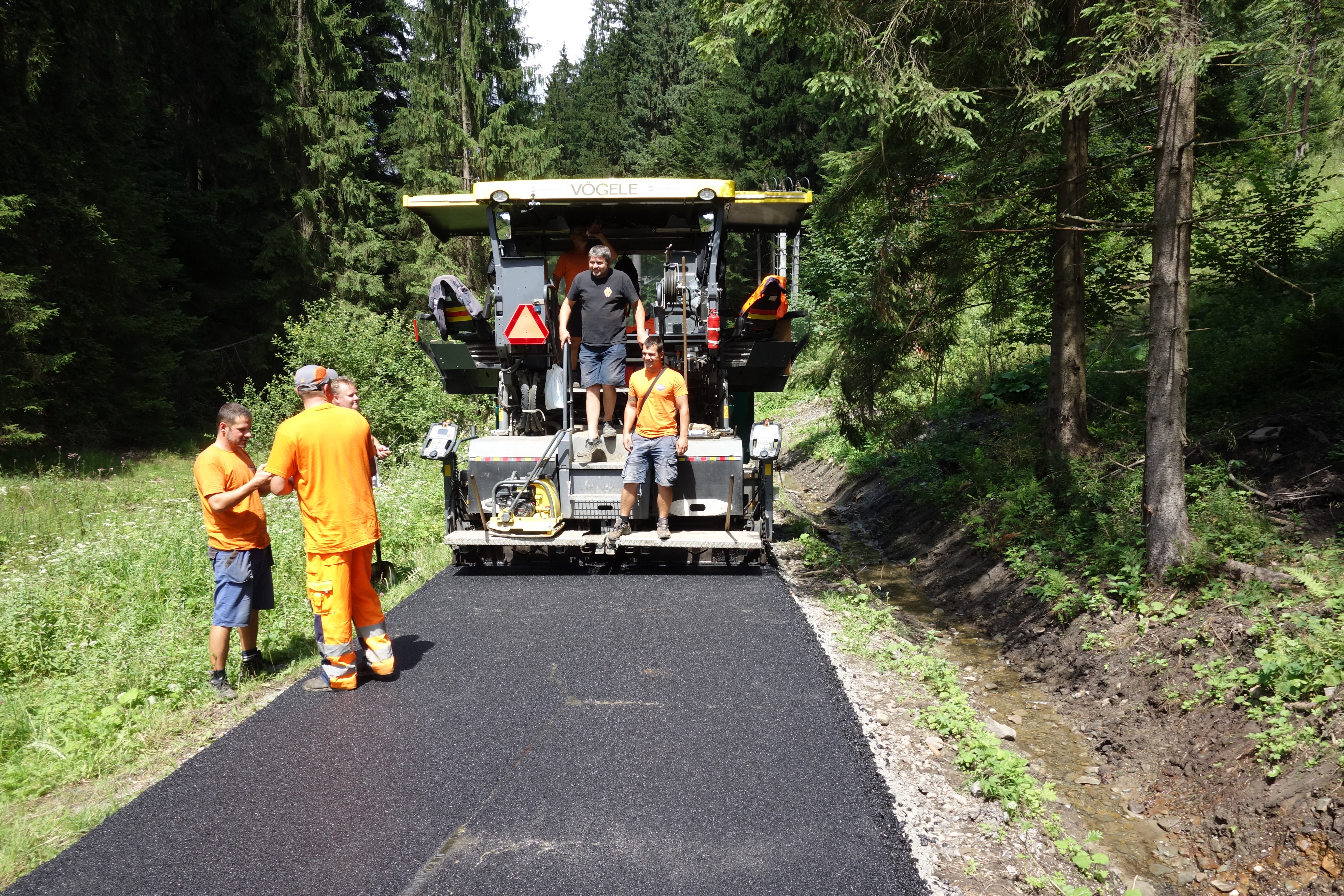 Rekonštrukcia komunikácii v obci Dlhá nad Kysucou - Stavby silnic a mostů