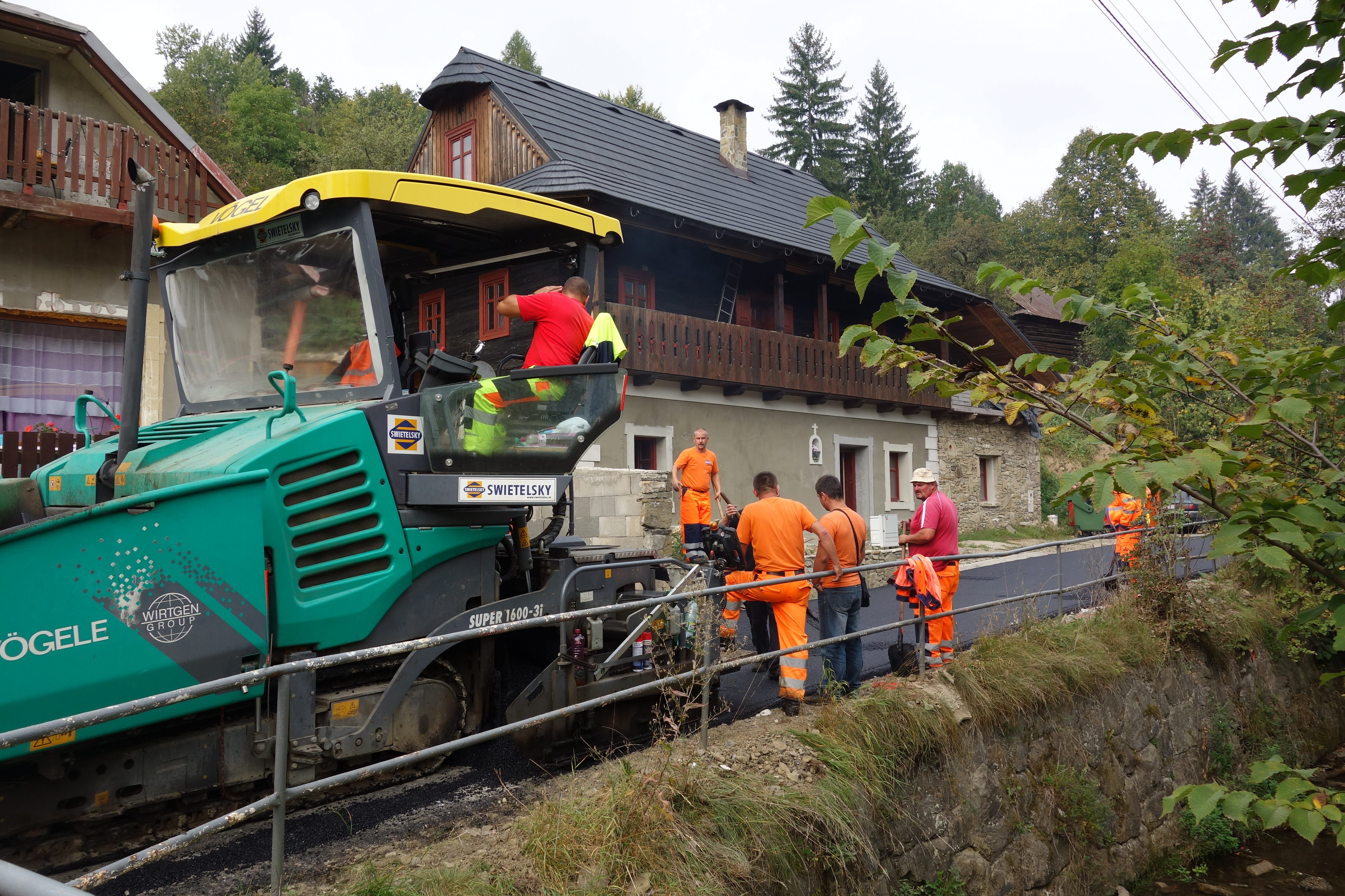 Rekonštrukcia miestny komunikácii v obci Kolárovice - Stavby silnic a mostů