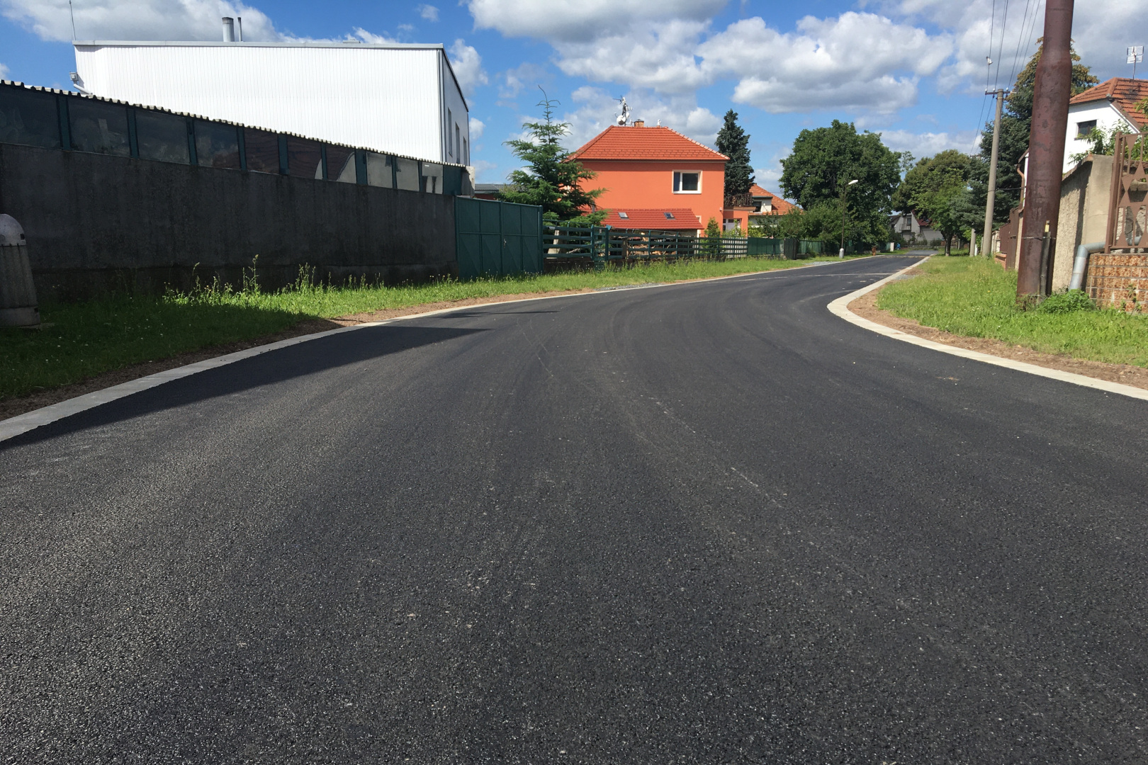 Tři Dvory – rekonstrukce ul. Spojovací          - Stavby silnic a mostů