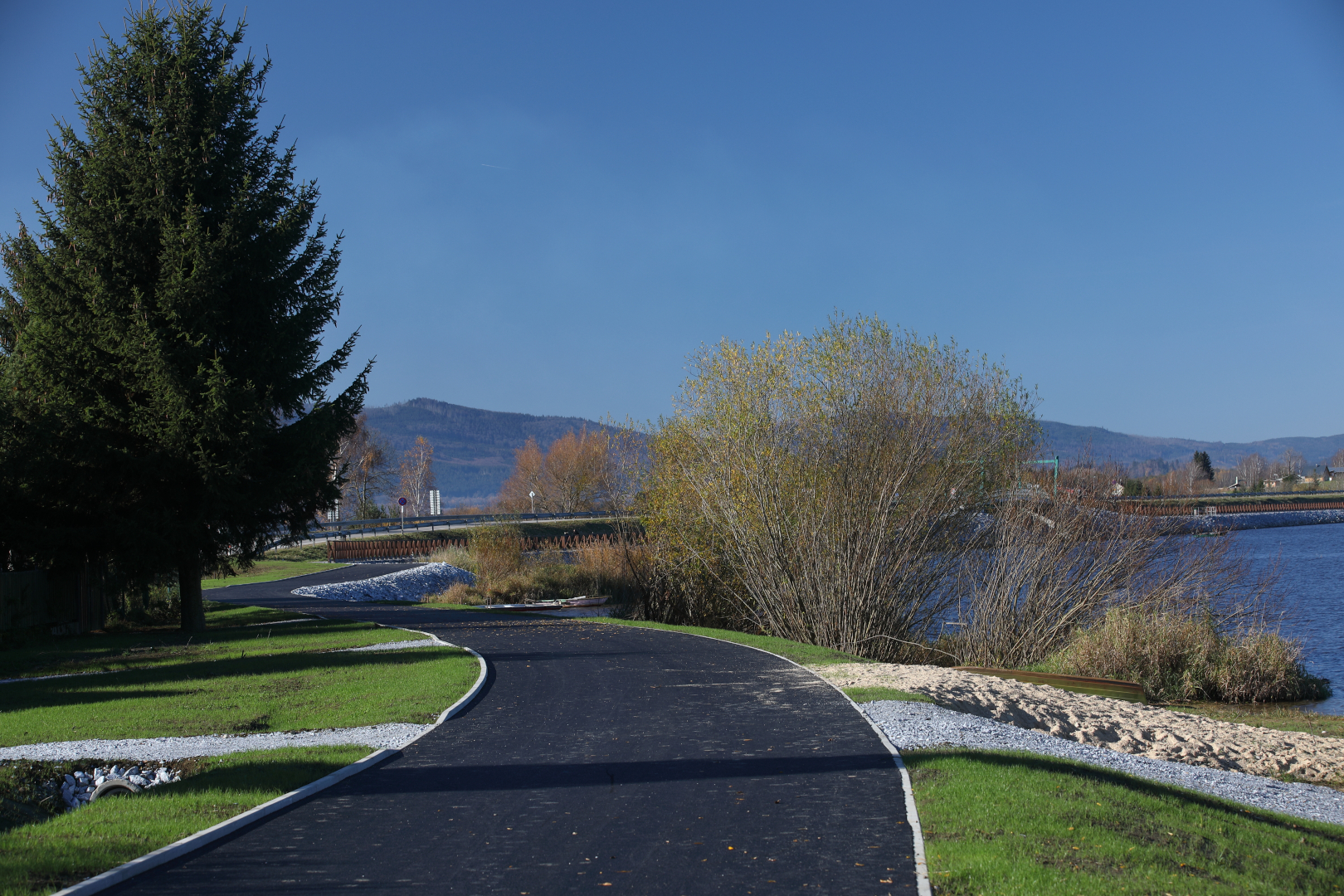 Černá v Pošumaví – cyklostezka CS1 podél jezera - Stavby silnic a mostů