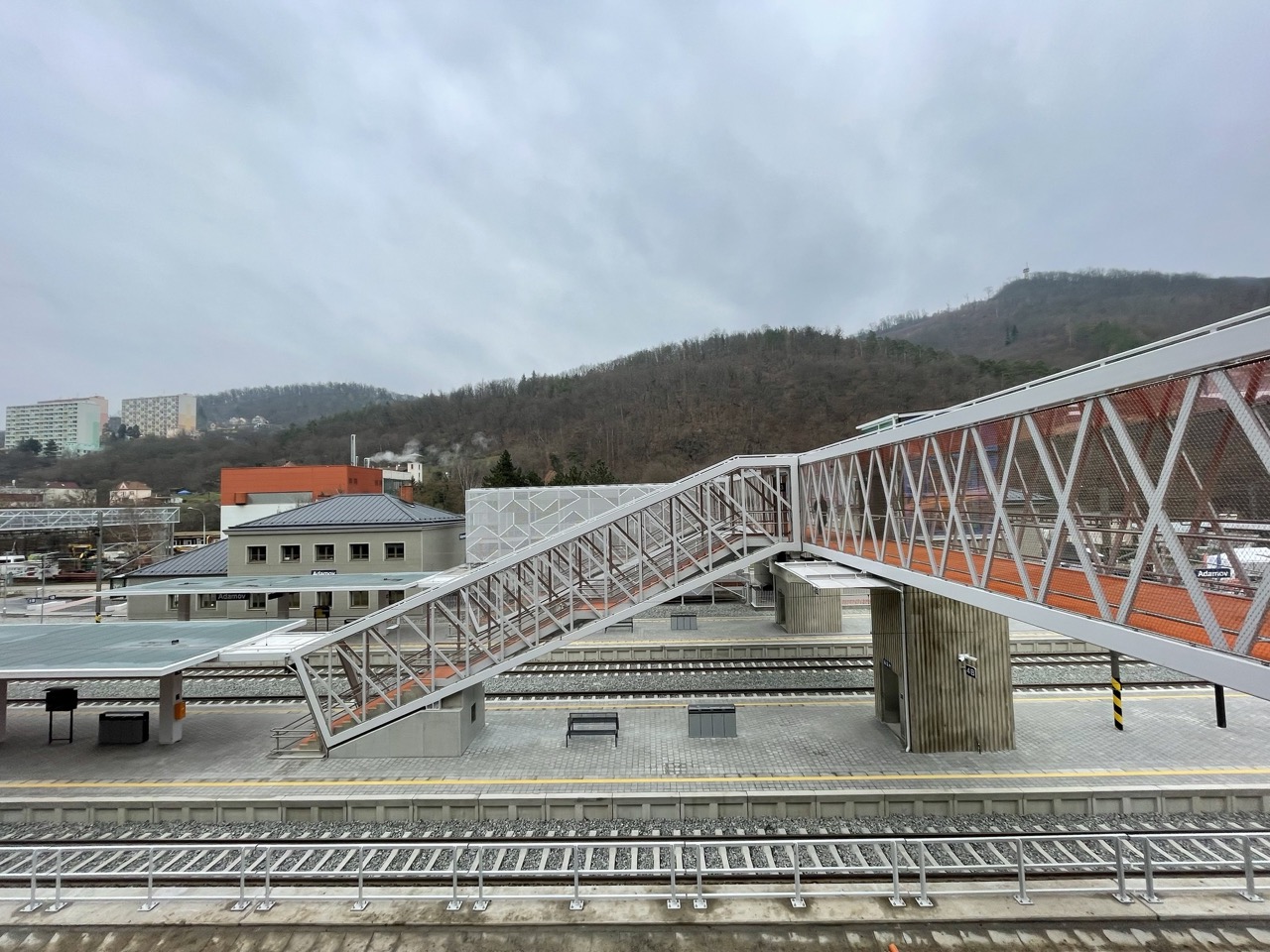 Rekonstrukce nástupišť v železniční stanici Adamov - Železniční stavby