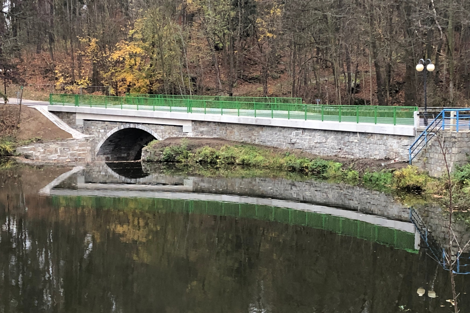 Kamenice na Lipou – oprava mostu na hrázi Zámeckého rybníka - Stavby silnic a mostů