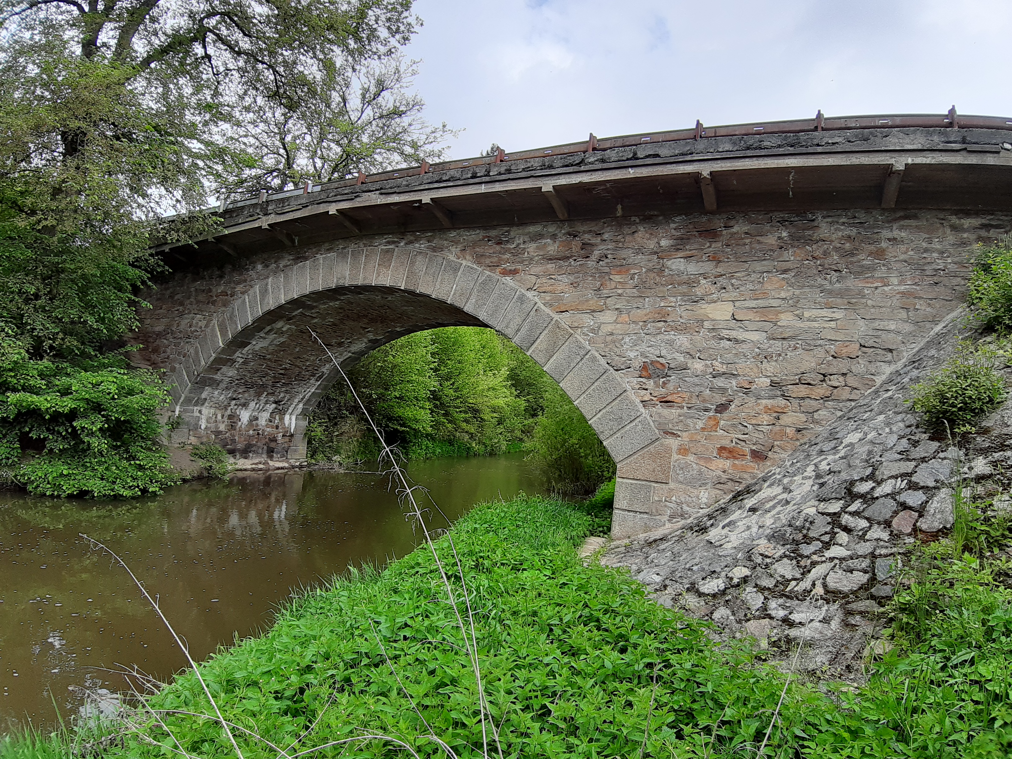 Výstavba mostu přes říčku Smutná za Bechyní a demolice původního mostu   - Inženýrské stavby