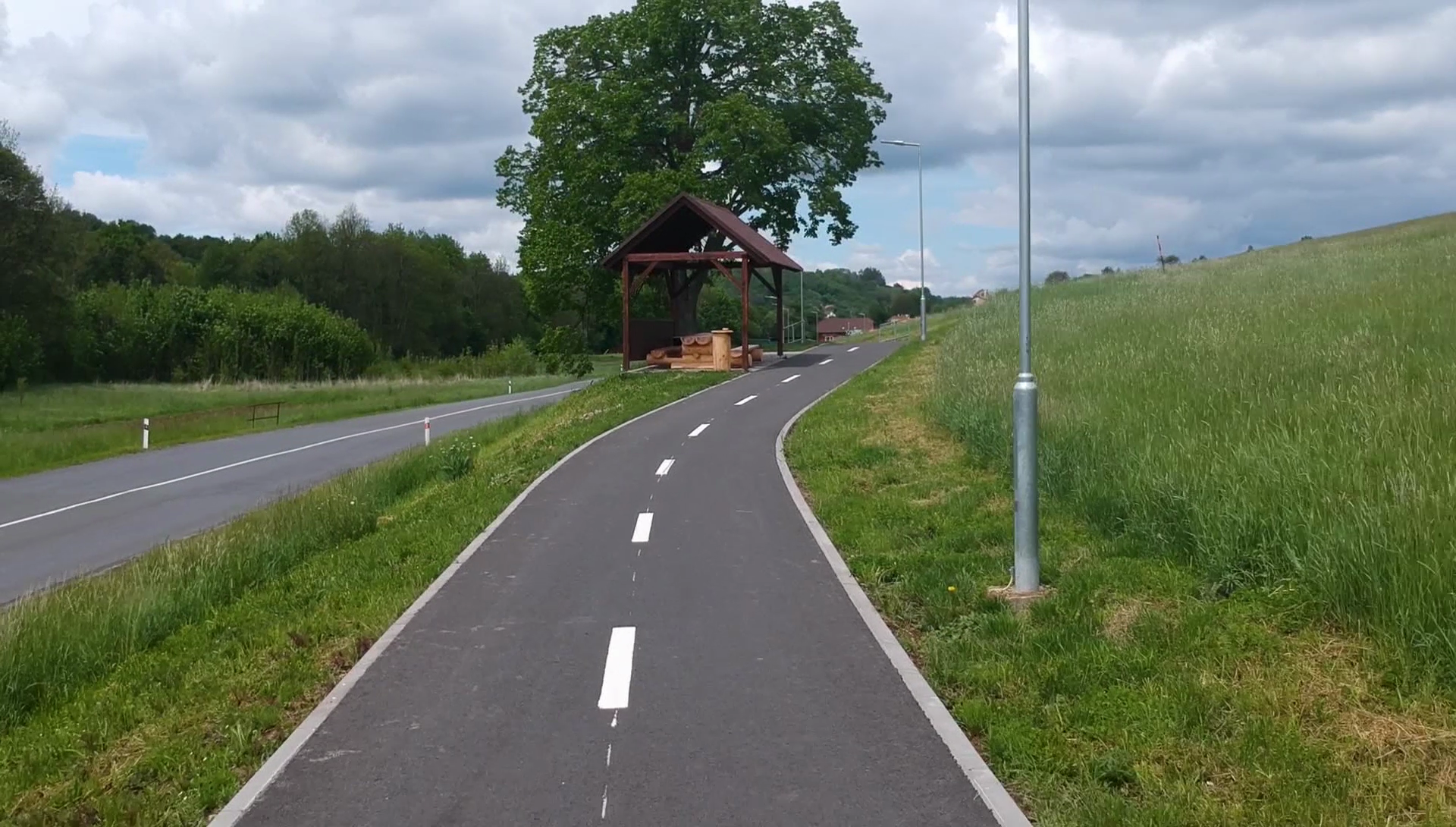  Stezka pro chodce a cyklisty v úseku Hřivínův Újezd – Kaňovice - Stavby silnic a mostů