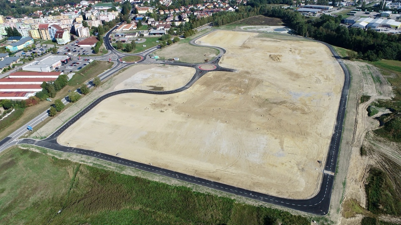 Páteřní komunikace pro budoucí obchodní centrum v Jindřichově Hradci - CZ