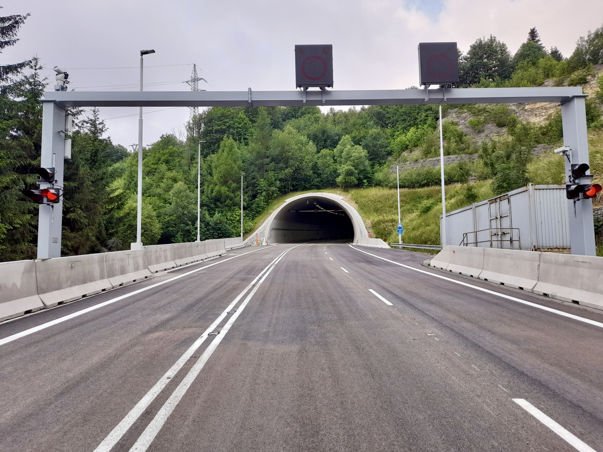Sanace svahu a oprava vozovky u tunelu Hřebeč - CZ