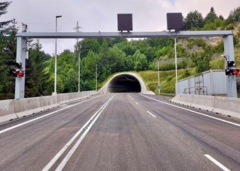 Sanace svahu a oprava vozovky u tunelu Hřebeč - CZ