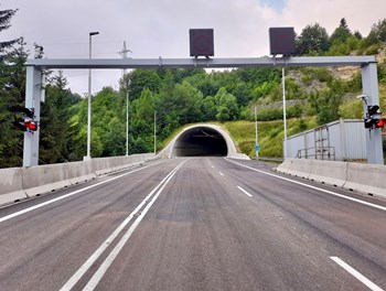 Sanace svahu a oprava vozovky u tunelu Hřebeč - CZ