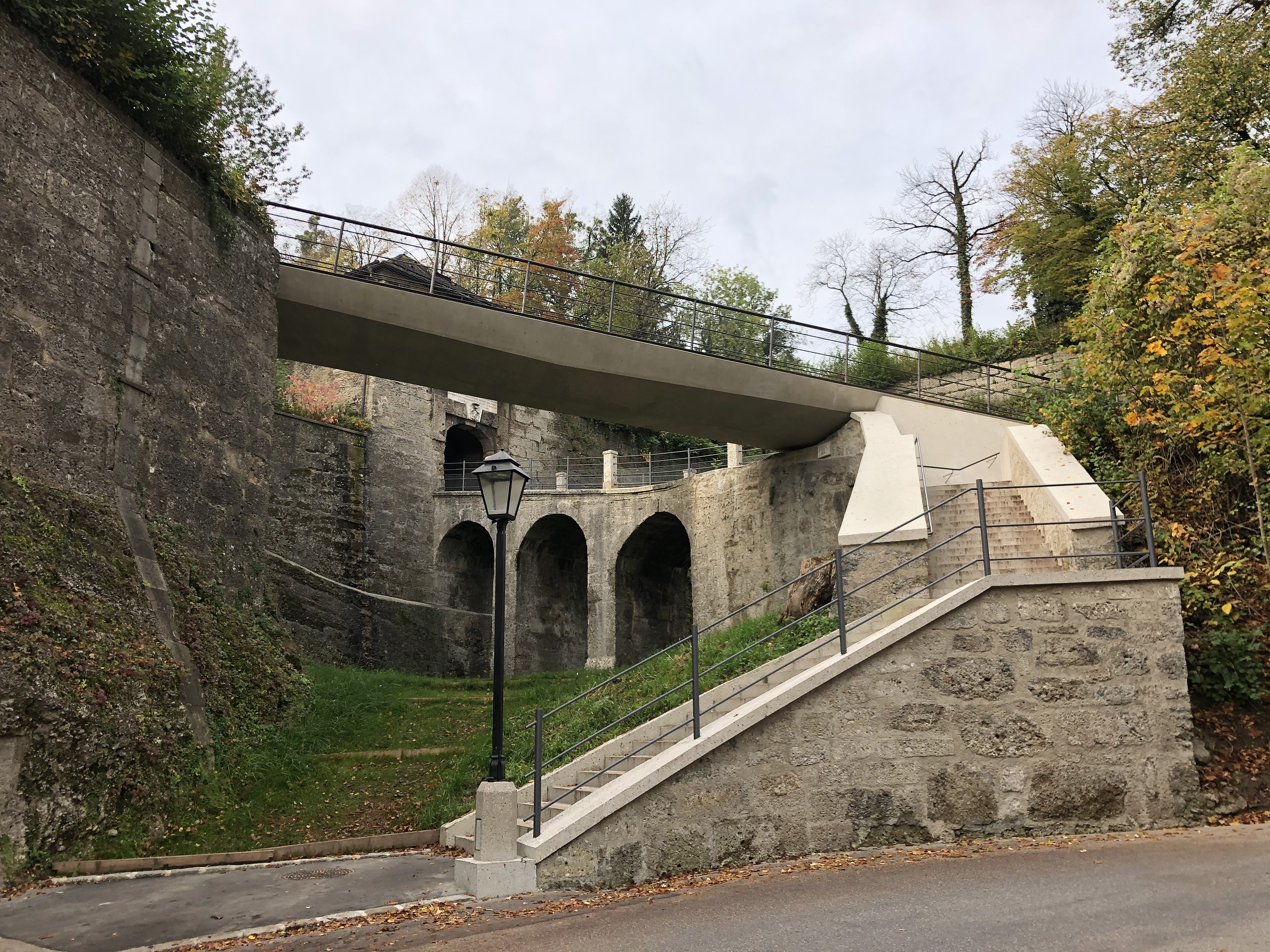 Neuba Brücke Monikapforte am Mönchsberg, Salzburg - Stavby silnic a mostů