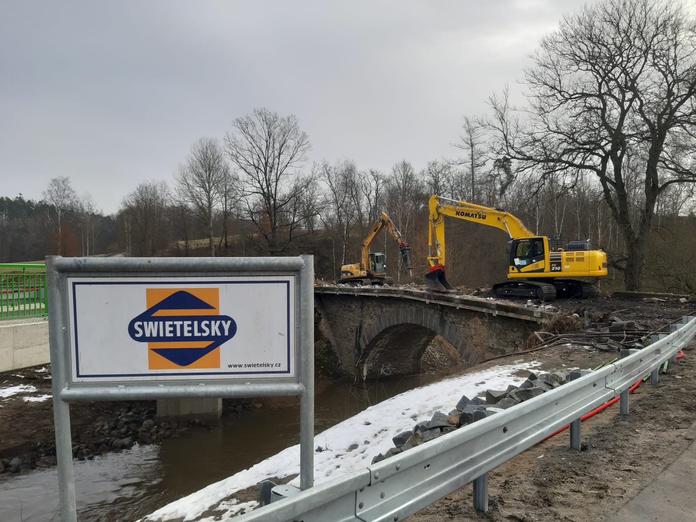 Výstavba mostu přes říčku Smutná za Bechyní a demolice původního mostu   - Inženýrské stavby